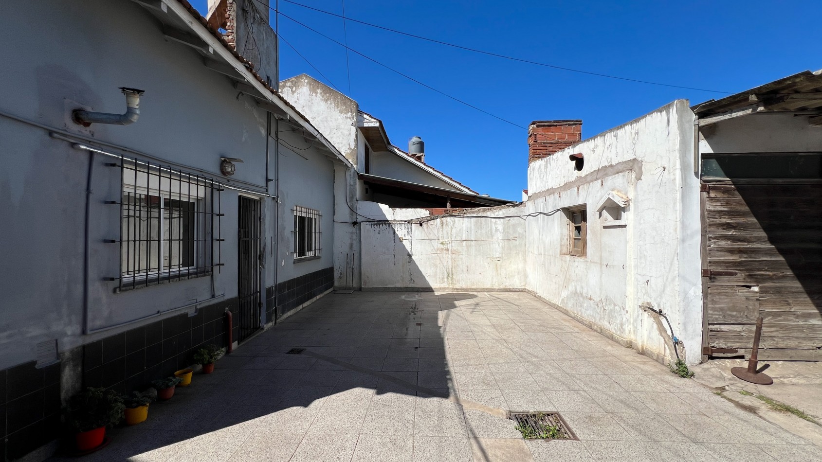 SE VENDE (RETASADA!) CASA + CHALET + TALLER + GARAJES. MUY BUEN ESTADO! BOLIVAR 7700. MAR DEL PLATA