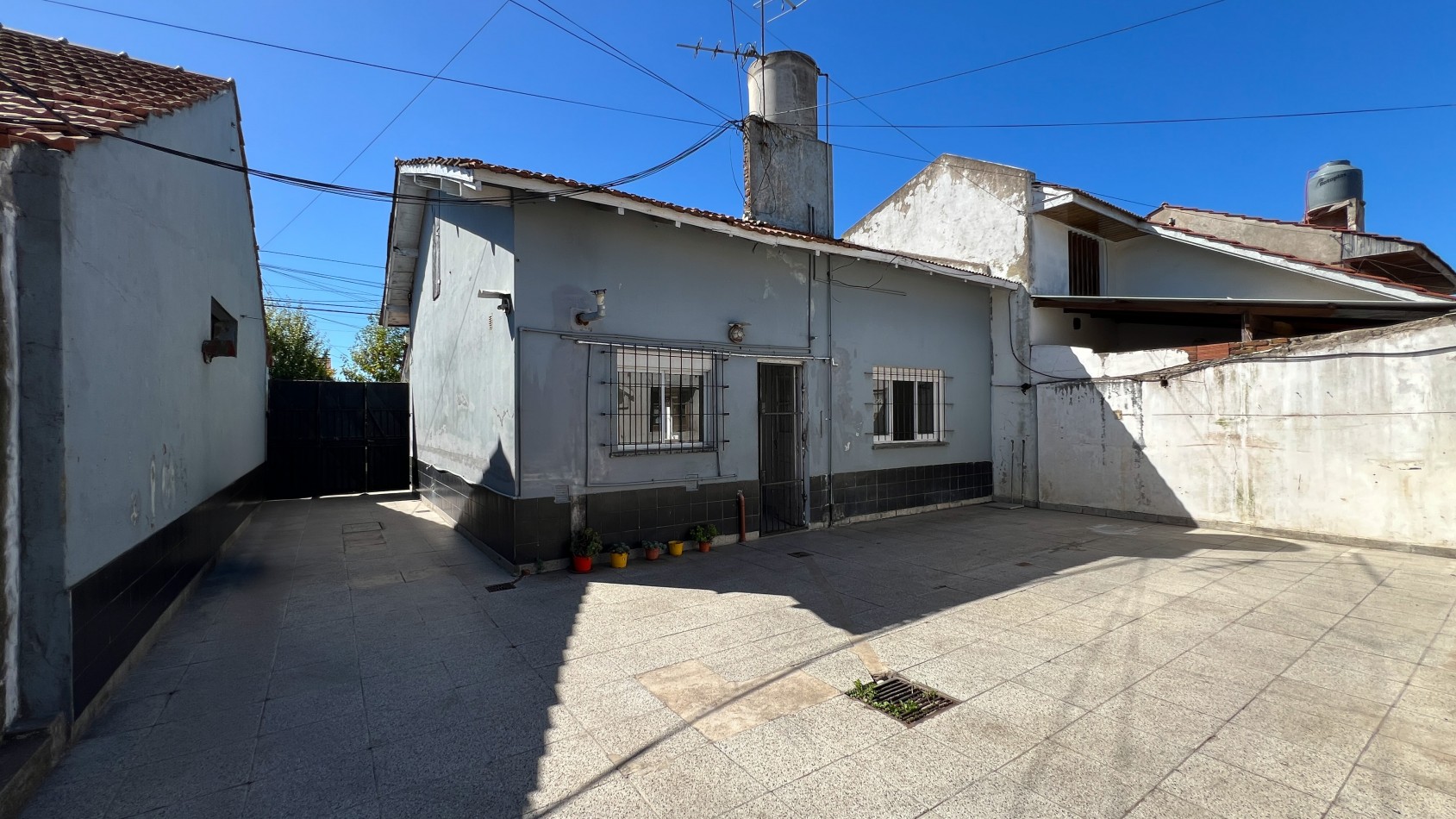 SE VENDE (RETASADA!) CASA + CHALET + TALLER + GARAJES. MUY BUEN ESTADO! BOLIVAR 7700. MAR DEL PLATA