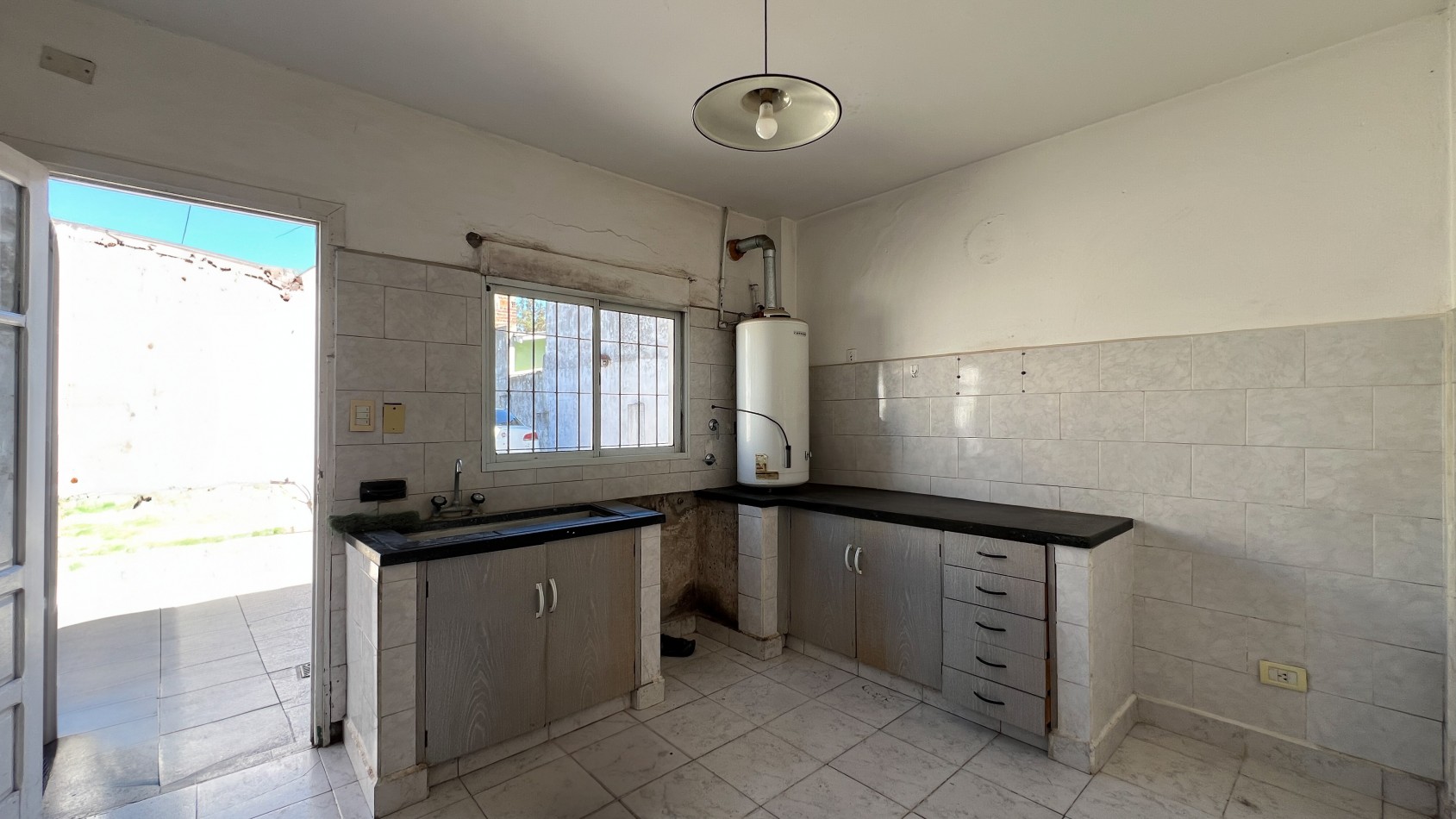 SE VENDE (RETASADA!) CASA + CHALET + TALLER + GARAJES. MUY BUEN ESTADO! BOLIVAR 7700. MAR DEL PLATA