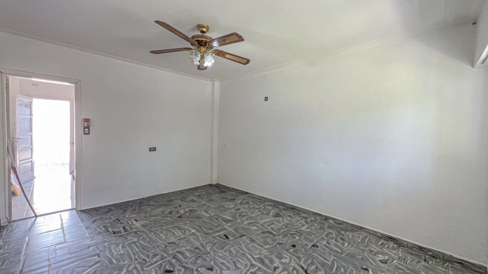 SE VENDE (RETASADA!) CASA + CHALET + TALLER + GARAJES. MUY BUEN ESTADO! BOLIVAR 7700. MAR DEL PLATA