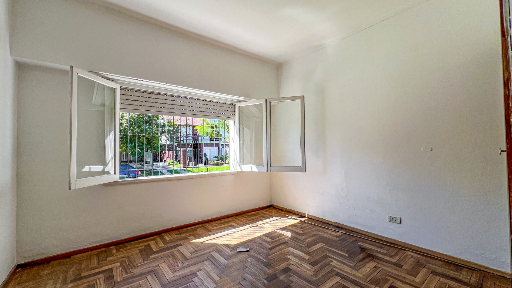 SE VENDE (RETASADA!) CASA + CHALET + TALLER + GARAJES. MUY BUEN ESTADO! BOLIVAR 7700. MAR DEL PLATA