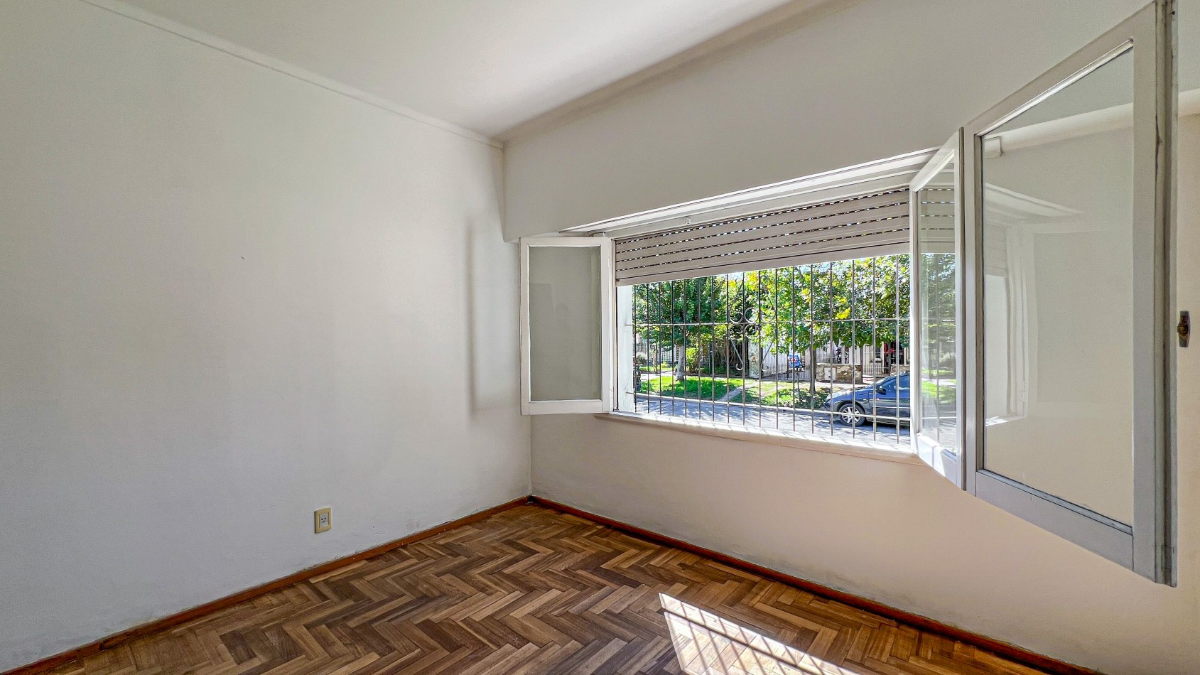 SE VENDE (RETASADA!) CASA + CHALET + TALLER + GARAJES. MUY BUEN ESTADO! BOLIVAR 7700. MAR DEL PLATA