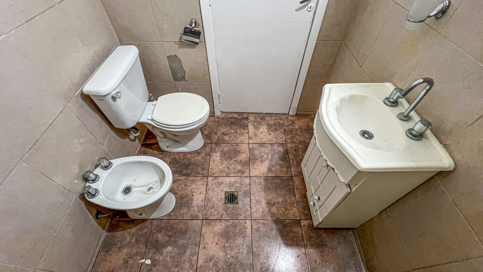 SE VENDE (RETASADA!) CASA + CHALET + TALLER + GARAJES. MUY BUEN ESTADO! BOLIVAR 7700. MAR DEL PLATA