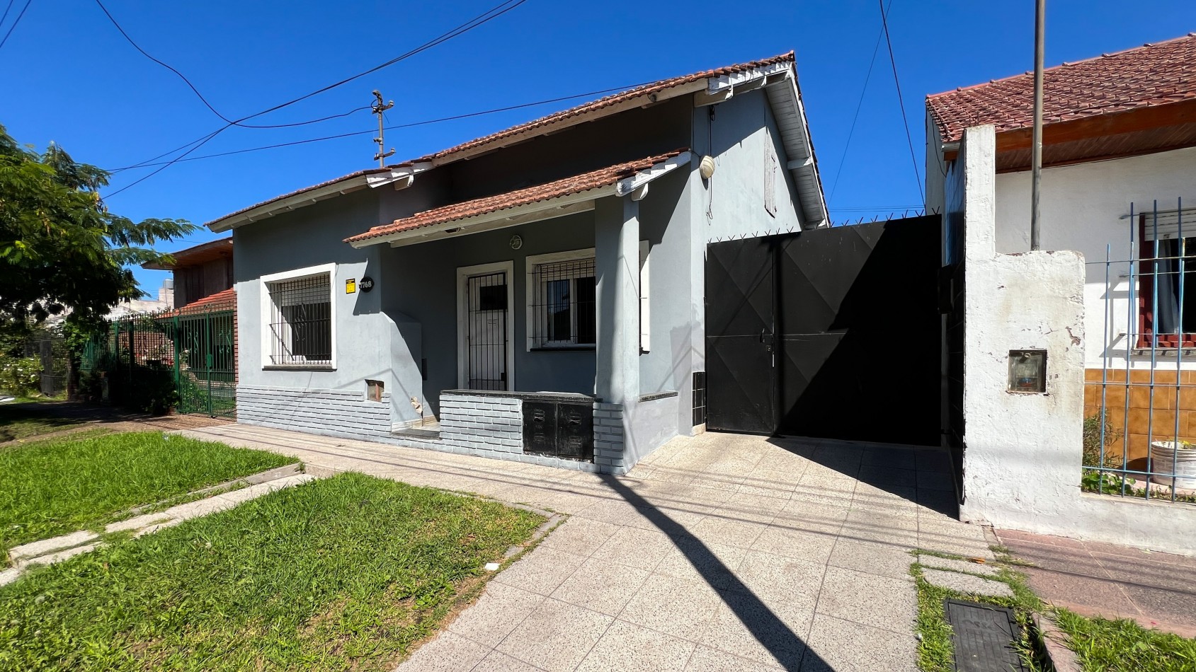 SE VENDE (RETASADA!) CASA + CHALET + TALLER + GARAJES. MUY BUEN ESTADO! BOLIVAR 7700. MAR DEL PLATA