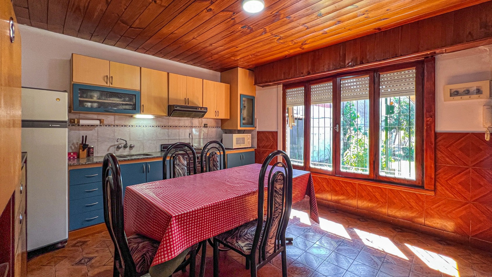 SE VENDE (RETASADA!) CASA + CHALET + TALLER + GARAJES. MUY BUEN ESTADO! BOLIVAR 7700. MAR DEL PLATA