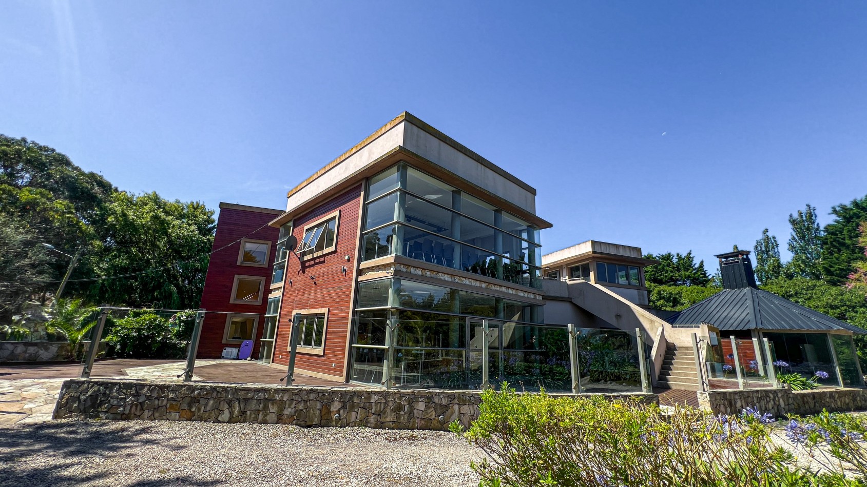 SE VENDE COMPLEJO DE CABAÑAS + DEPTOS + SPA + SALON DE FIESTAS. PLAYA CHAPADMALAL. MAR DEL PLATA