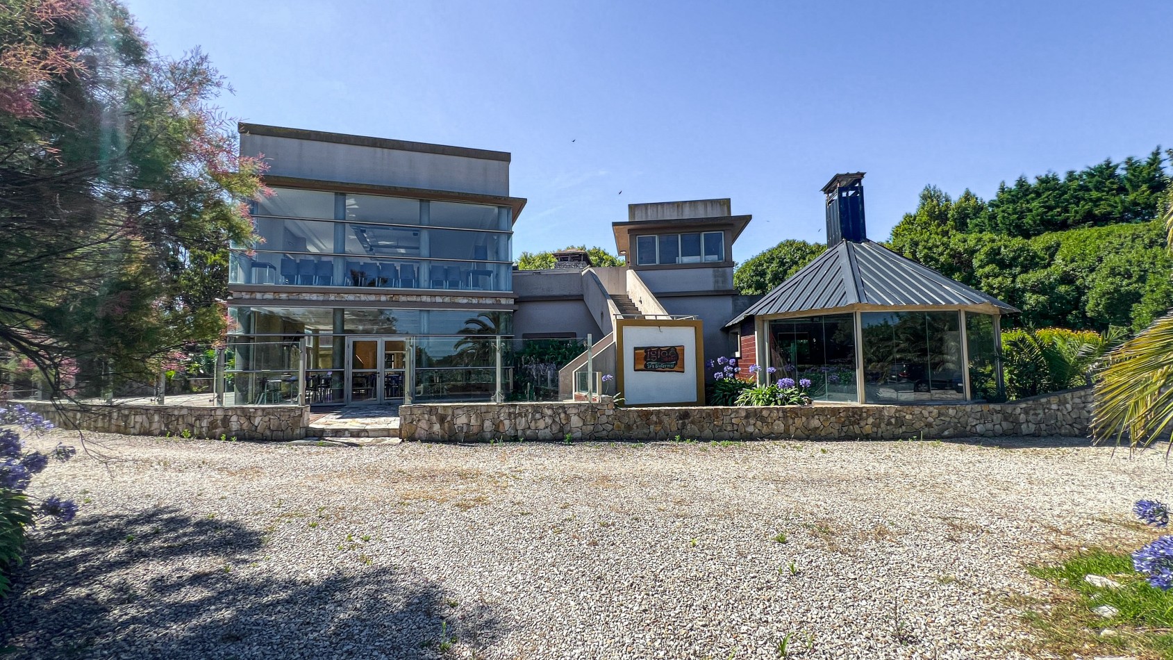 SE VENDE COMPLEJO DE CABAÑAS + DEPTOS + SPA + SALON DE FIESTAS. PLAYA CHAPADMALAL. MAR DEL PLATA