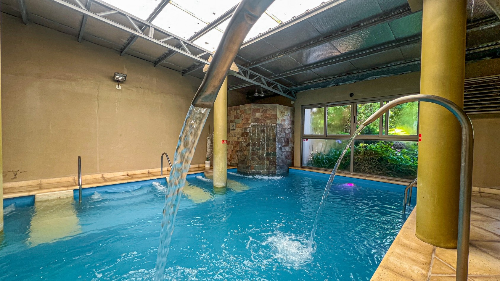 SE VENDE COMPLEJO DE CABAÑAS + DEPTOS + SPA + SALON DE FIESTAS. PLAYA CHAPADMALAL. MAR DEL PLATA