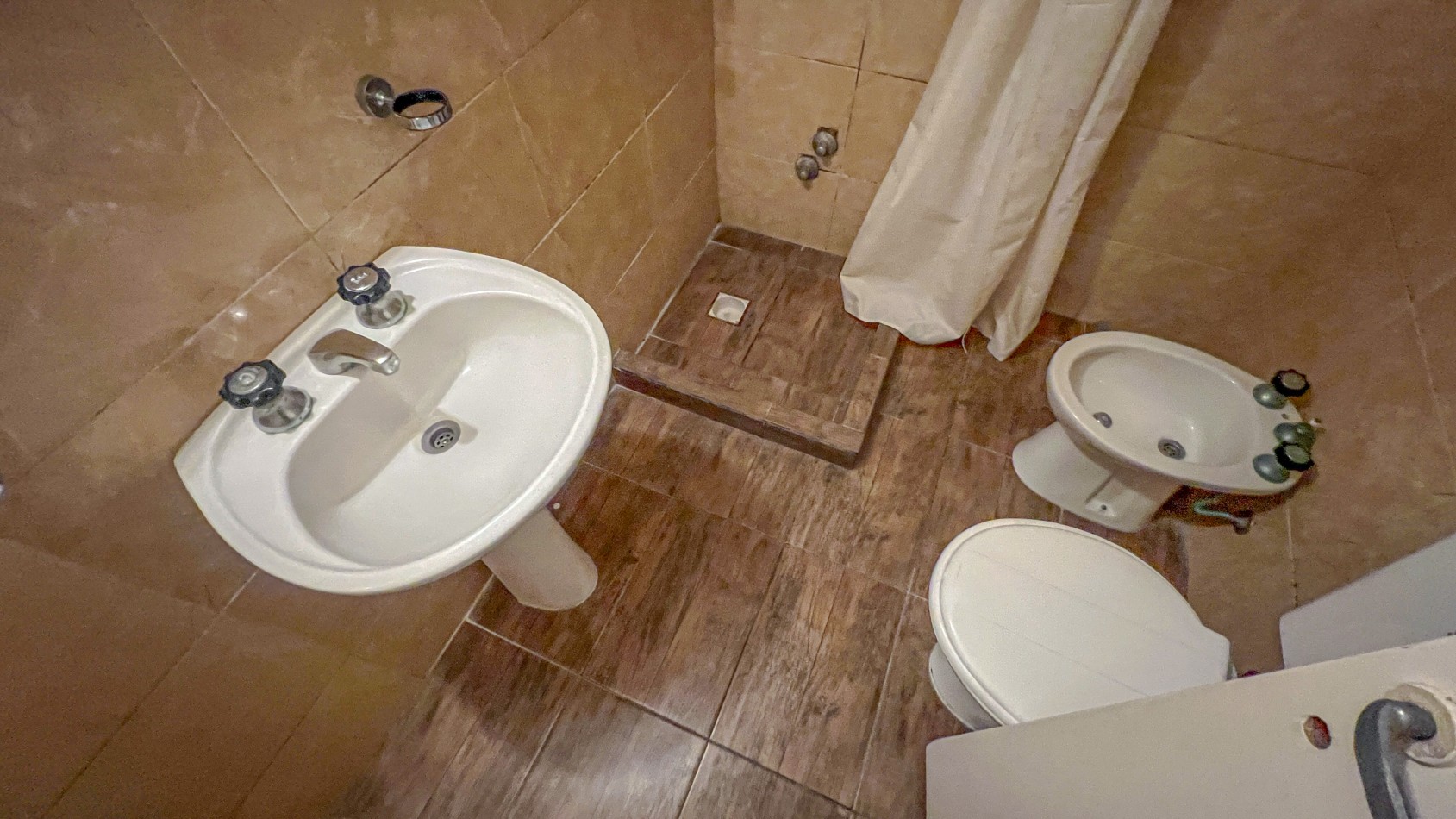 SE VENDE DOS HOTELES SALIDA A DOS CALLES CON COCHERAS. EXCELENTE UBICACION. MAR DEL PLATA