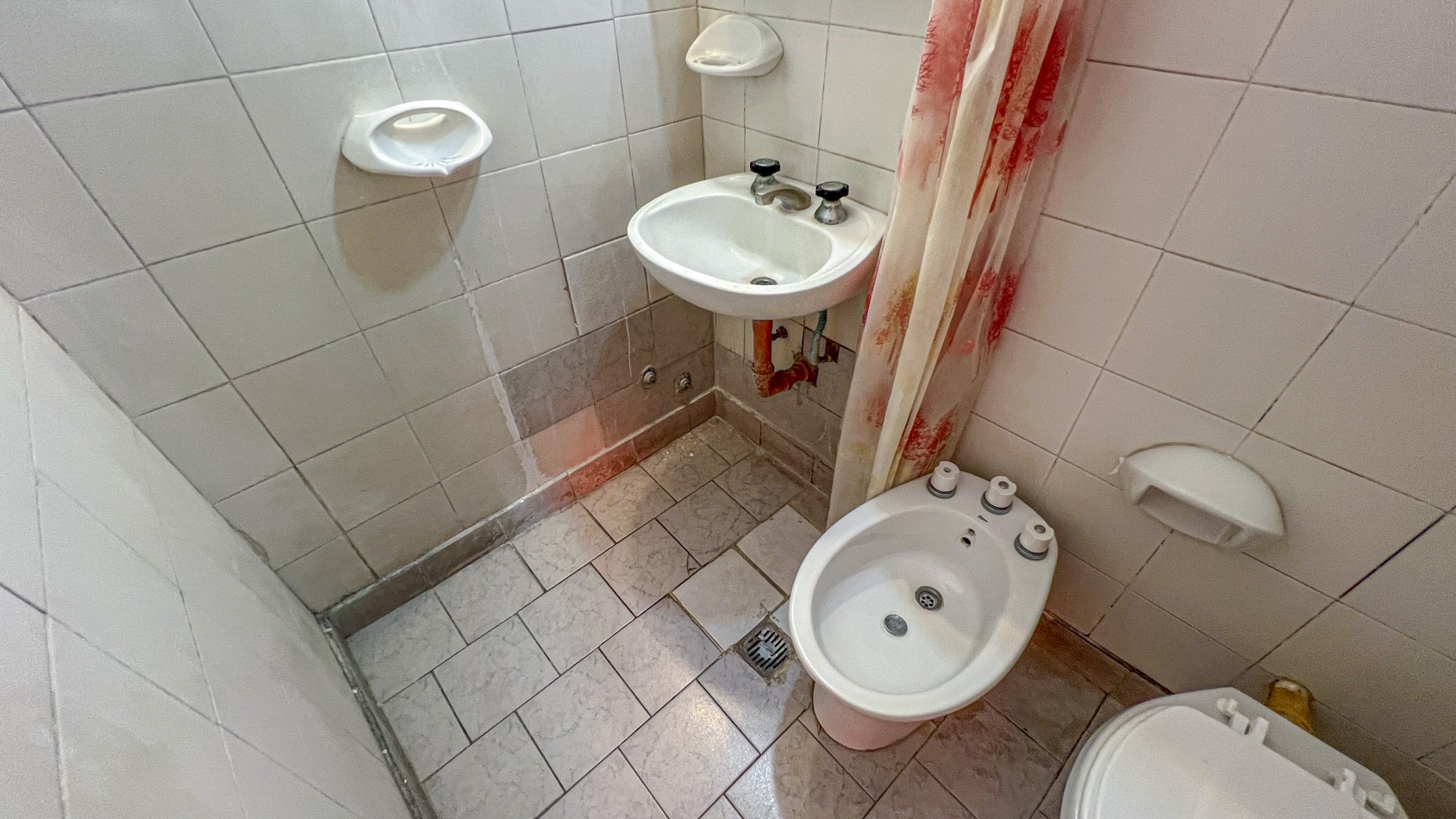 SE VENDE DOS HOTELES SALIDA A DOS CALLES CON COCHERAS. EXCELENTE UBICACION. MAR DEL PLATA