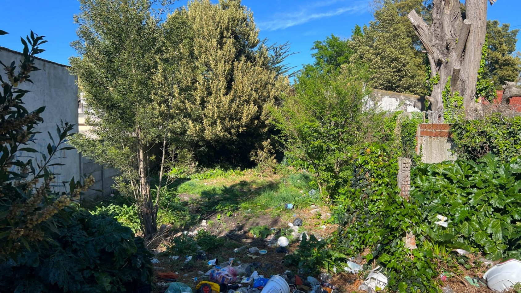 SE VENDE TERRENO A DOS CUADRAS DEL INGRESO AL BARRIO LAS DALIAS. MAR DEL PLATA