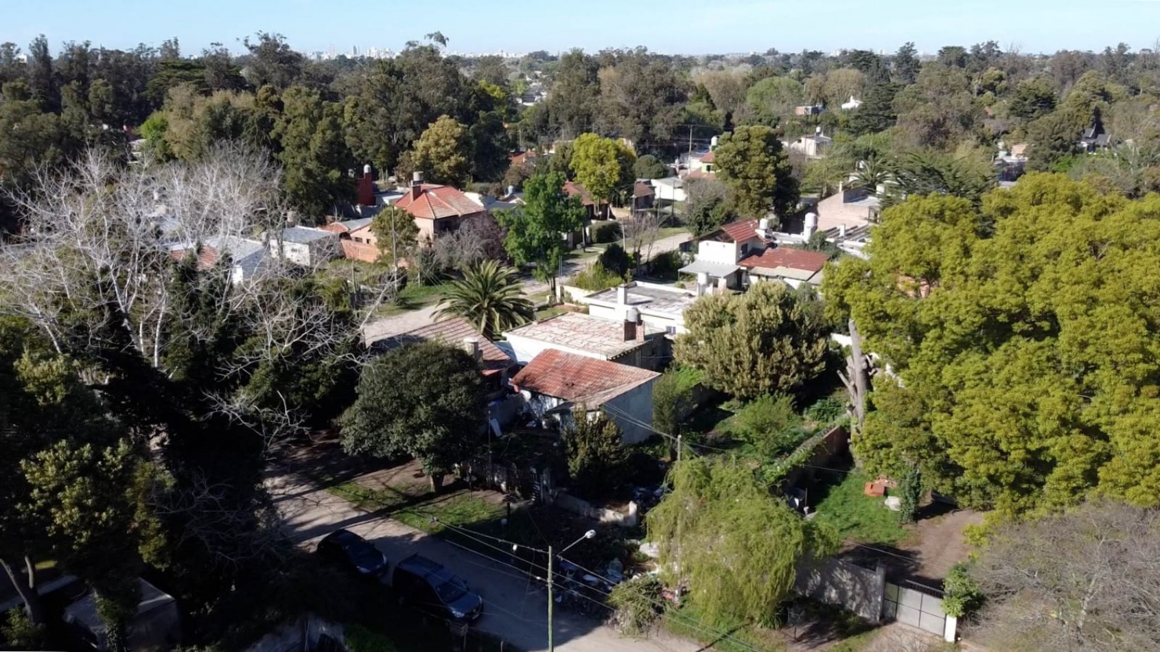 SE VENDE TERRENO A DOS CUADRAS DEL INGRESO AL BARRIO LAS DALIAS. MAR DEL PLATA