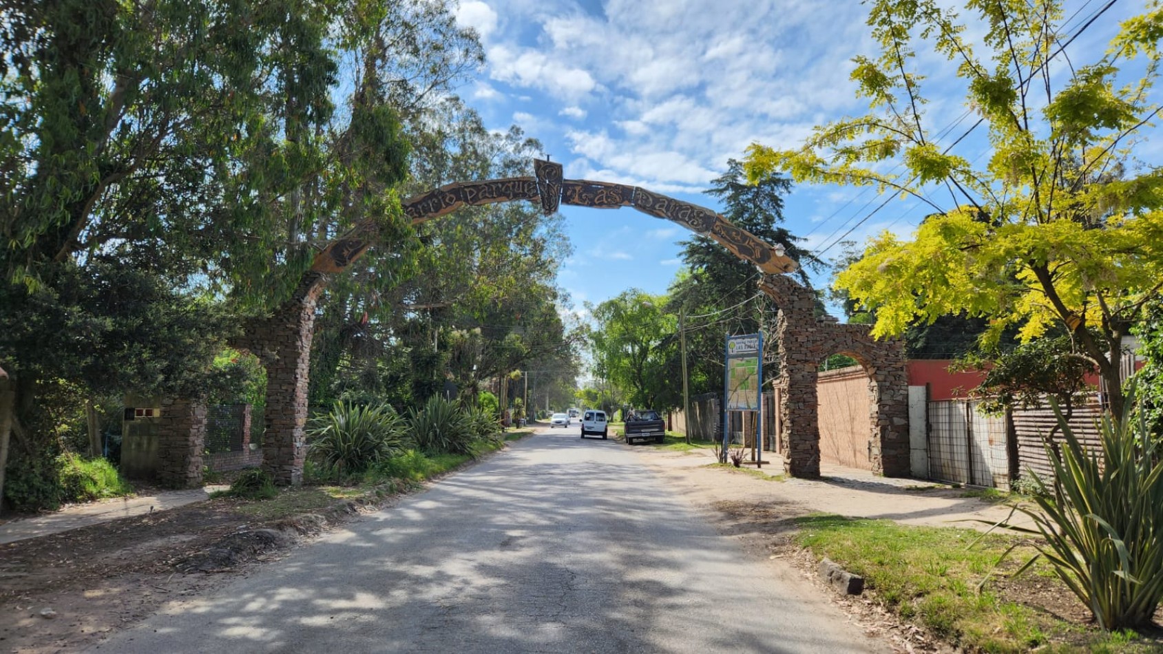 SE VENDE TERRENO A DOS CUADRAS DEL INGRESO AL BARRIO LAS DALIAS. MAR DEL PLATA