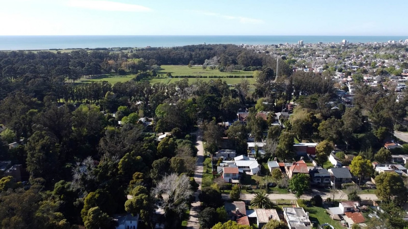 SE VENDE TERRENO A DOS CUADRAS DEL INGRESO AL BARRIO LAS DALIAS. MAR DEL PLATA