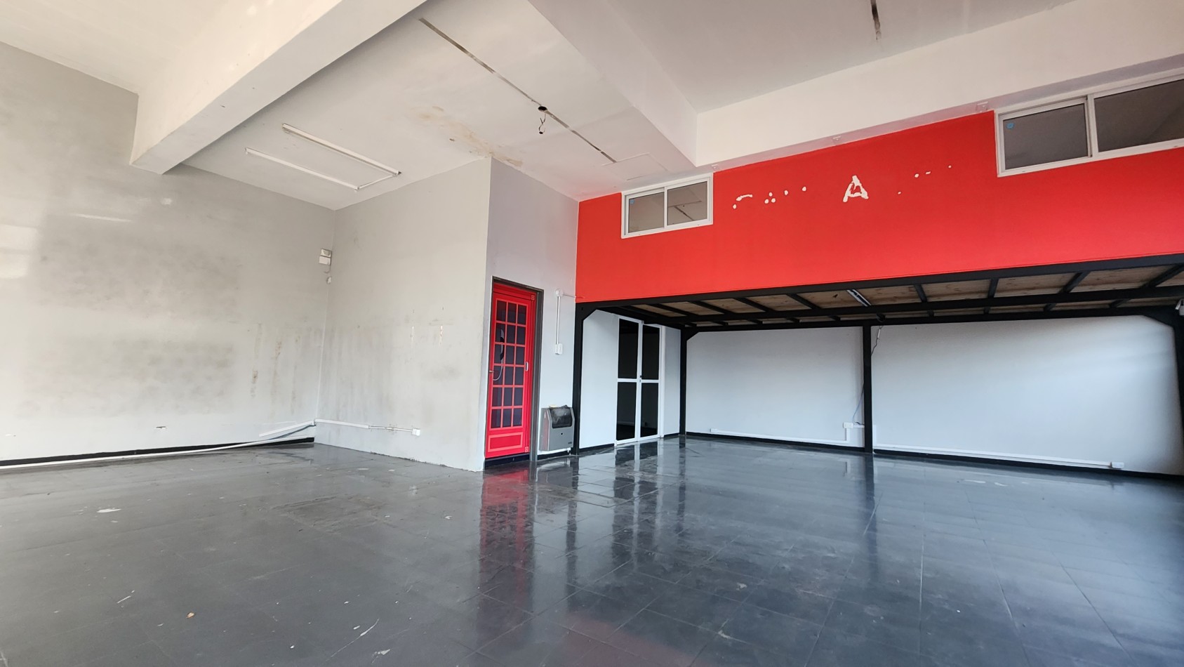 SE ALQUILA LOCAL 180 m2  EN ZONA TEXTIL FLORES CON COCHERA. CABA