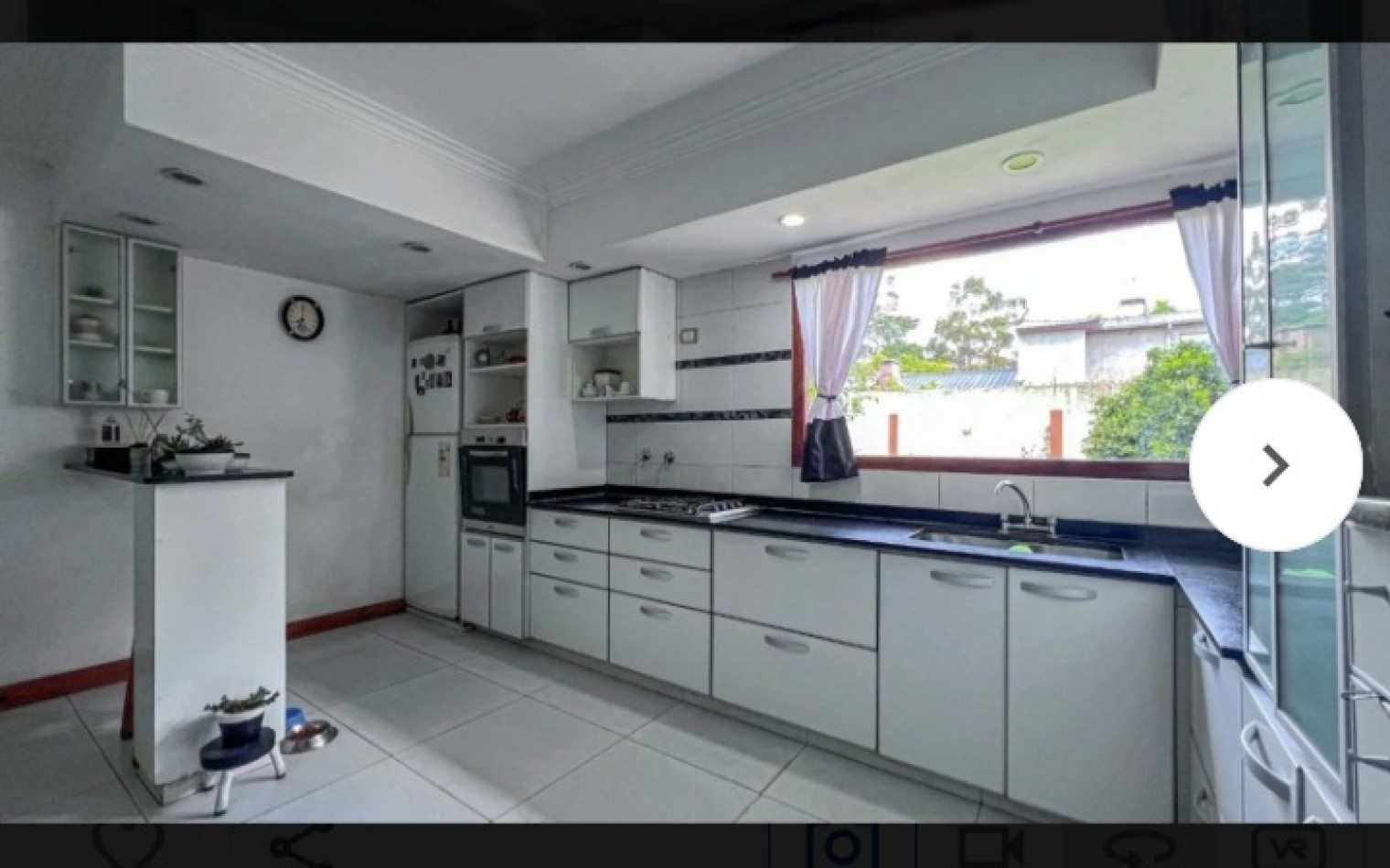 SE VENDE EXCELENTE CHALET 4 AMBIENTES CON COCHERA DOBLE Y PARQUE. EN EXCELENTE ESTADO. BARRIO EL JARDIN DE PERALTA RAMOS. 