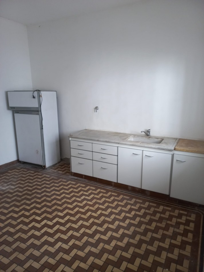 SE VENDE CASA A REMODELAR CON GRAN TERRENO EN LO MEJOR DE GUEMES. MAR DEL PLATA 