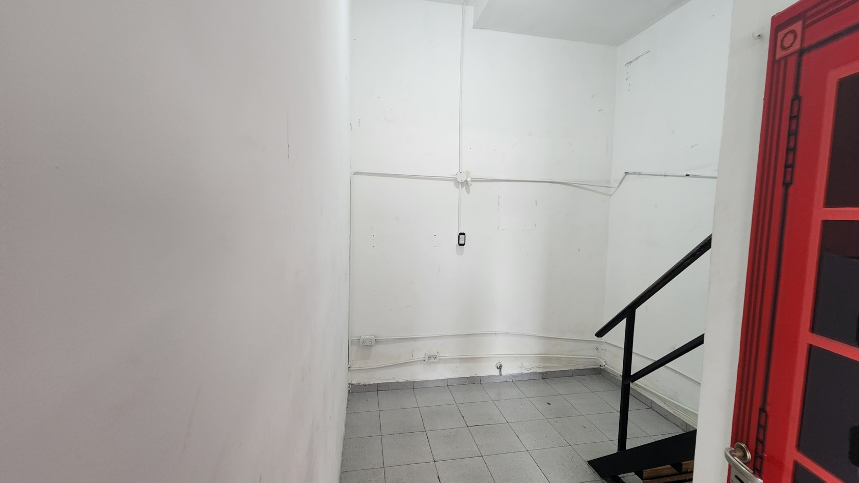 SE ALQUILA LOCAL 180 m2  EN ZONA TEXTIL FLORES CON COCHERA. CABA