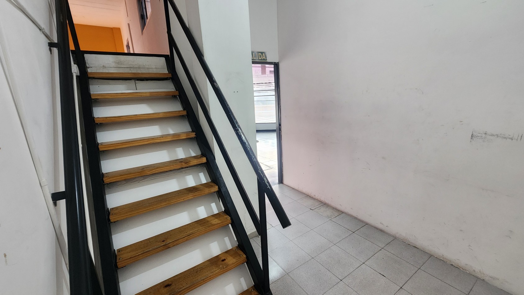 SE ALQUILA LOCAL 180 m2  EN ZONA TEXTIL FLORES CON COCHERA. CABA