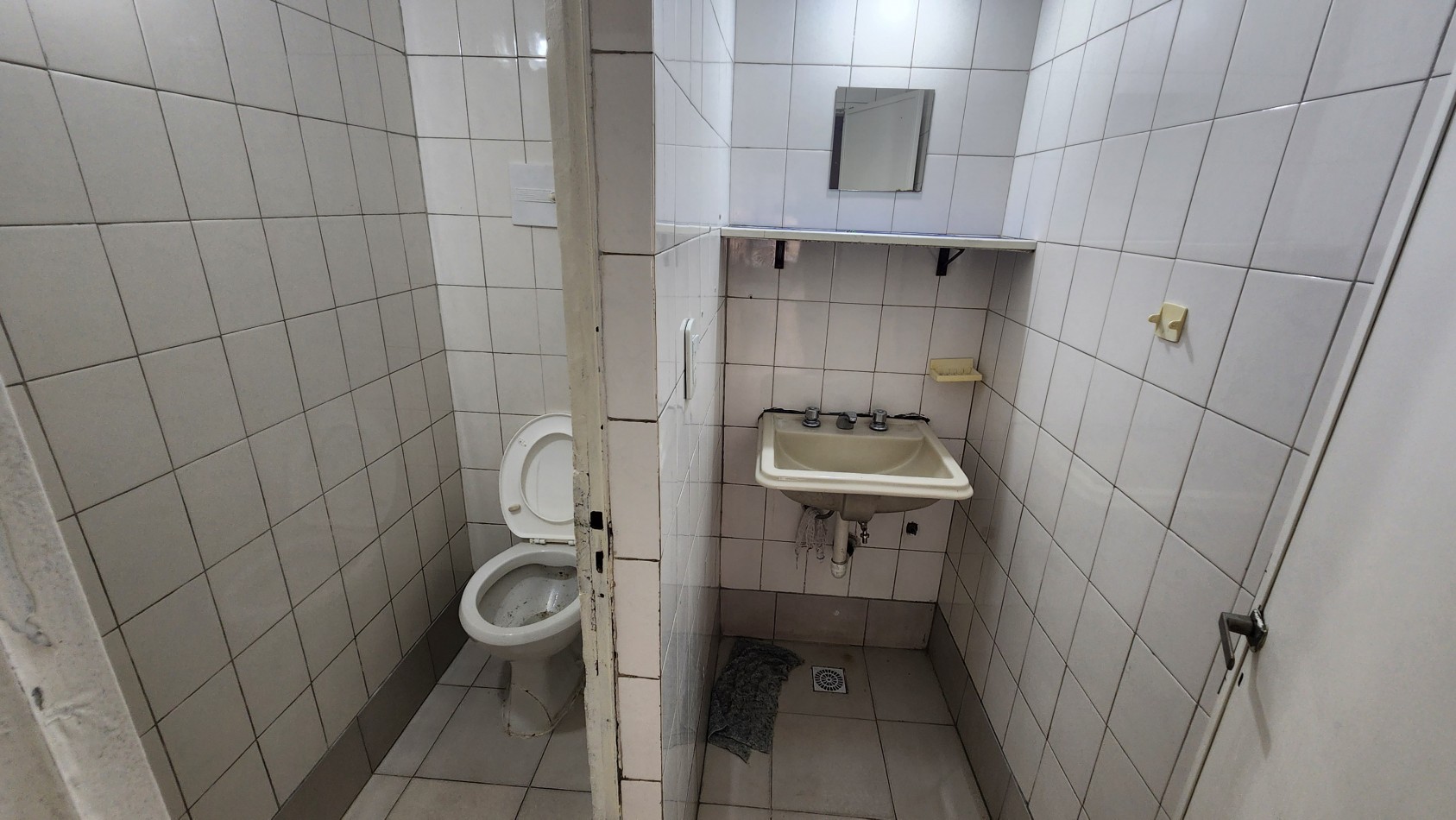 SE ALQUILA LOCAL 180 m2  EN ZONA TEXTIL FLORES CON COCHERA. CABA
