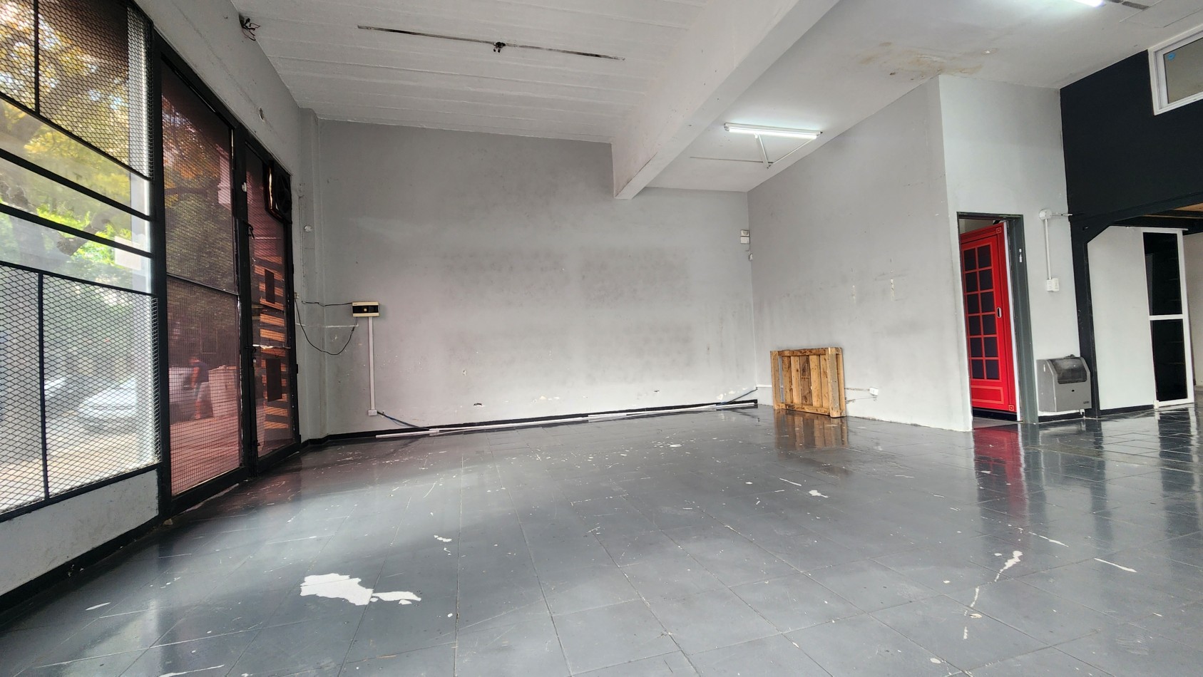 SE ALQUILA LOCAL 180 m2  EN ZONA TEXTIL FLORES CON COCHERA. CABA