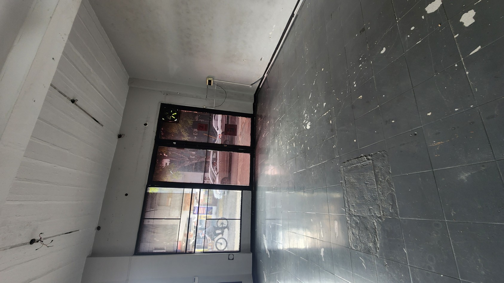 SE ALQUILA LOCAL 180 m2  EN ZONA TEXTIL FLORES CON COCHERA. CABA