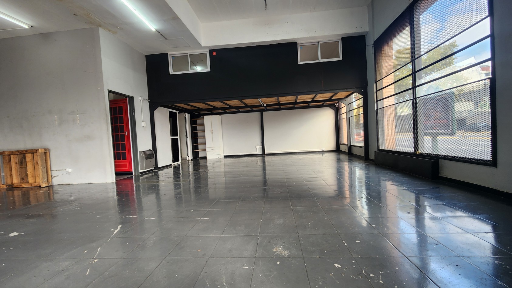 SE ALQUILA LOCAL 180 m2  EN ZONA TEXTIL FLORES CON COCHERA. CABA