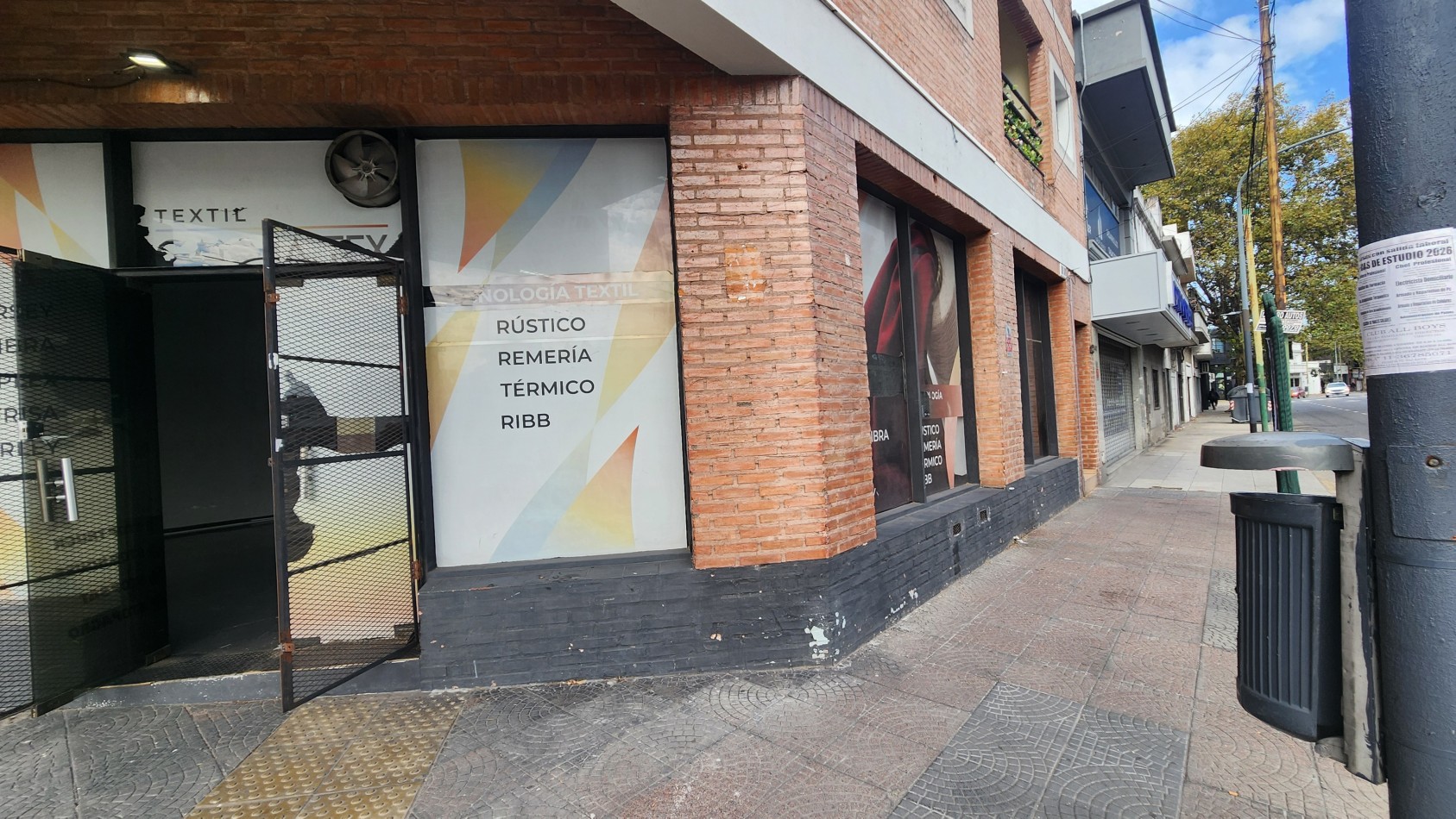 SE ALQUILA LOCAL 180 m2  EN ZONA TEXTIL FLORES CON COCHERA. CABA