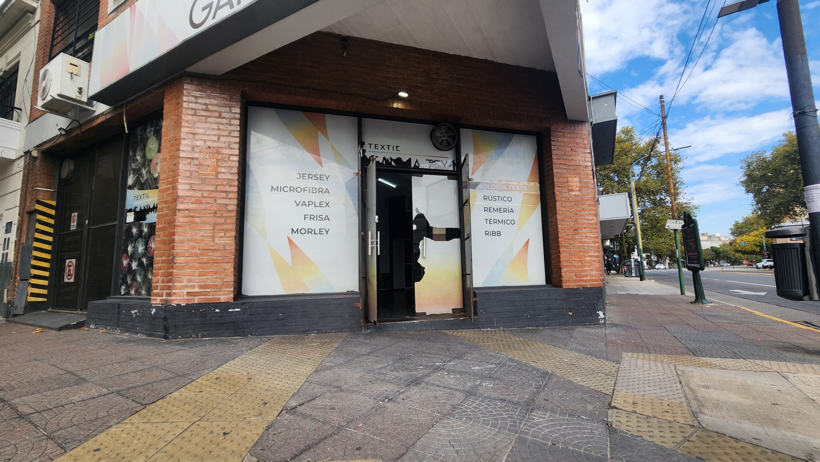 SE ALQUILA LOCAL 180 m2  EN ZONA TEXTIL FLORES CON COCHERA. CABA