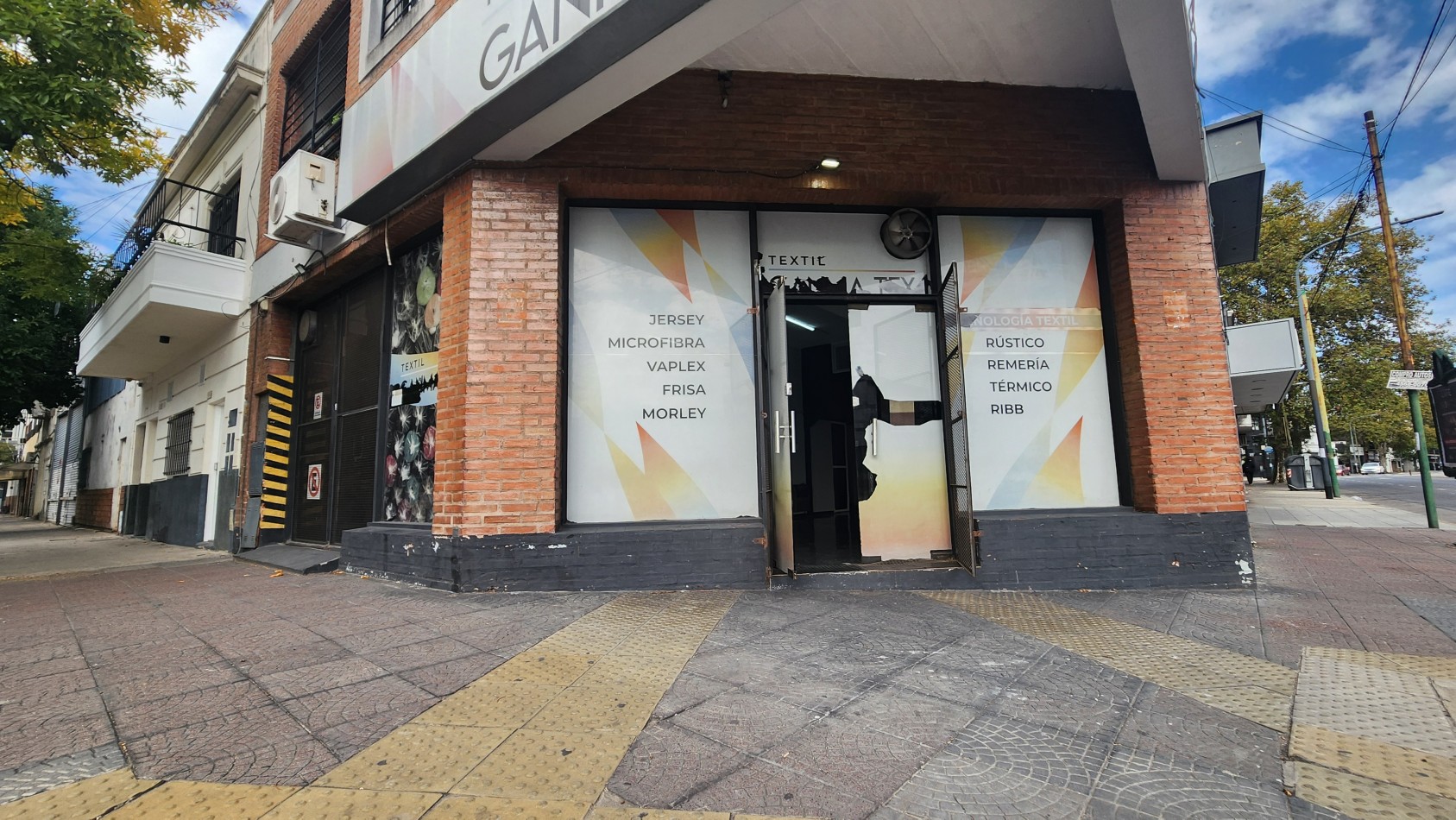 SE ALQUILA LOCAL 180 m2  EN ZONA TEXTIL FLORES CON COCHERA. CABA