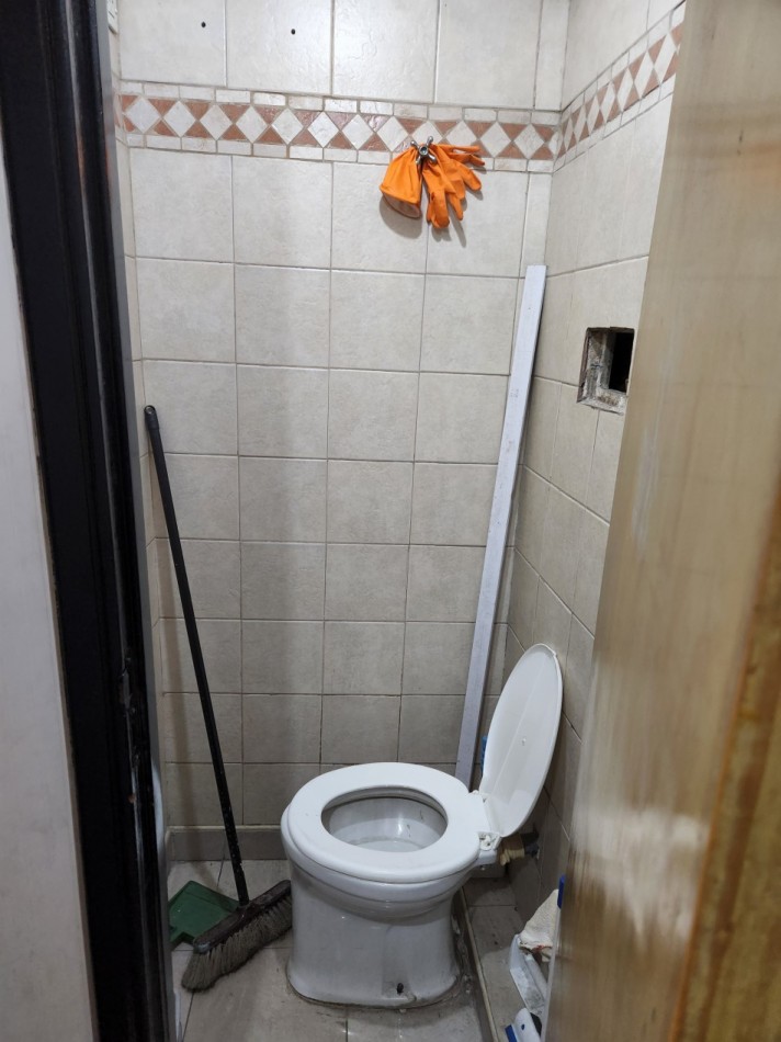 SE VENDEN 2 LOCALES. 70 m2. FLORESTA. CABA