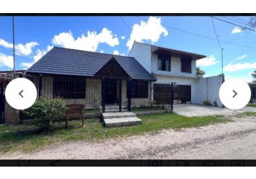 SE VENDE EXCELENTE CHALET 4 AMBIENTES CON COCHERA DOBLE Y PARQUE. EN EXCELENTE ESTADO. BARRIO EL JARDIN DE PERALTA RAMOS. 